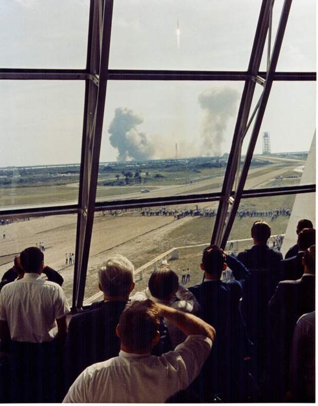 Personnel_within_the_Launch_Control_Center_watch_the_Apollo_11_liftoff.jpg