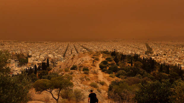 Небо Греции окрасилась в оранжевый из-за африканской песчаной бури