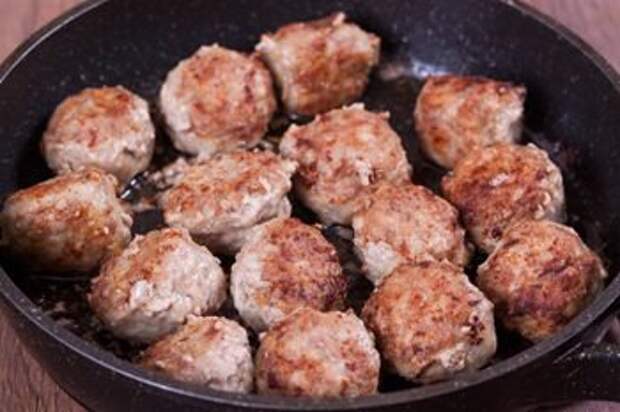 Мясные шарики обжариваются на растительном масле на сковороде