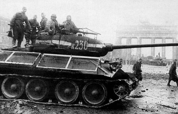 Зачем советские танкисты рисовали на башнях белые полосы.
