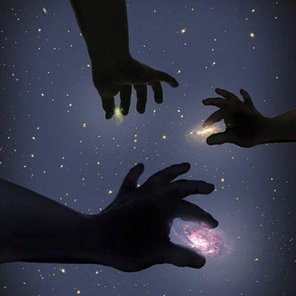 Черная рука ночью. Рука тянется. Рука тянется к небу. Тянется к звездам. Солнце и Луна психоделика.