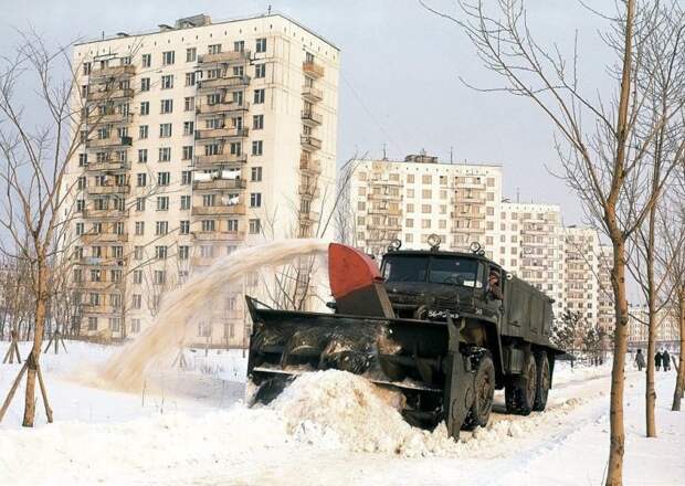 Уборка снега в Москве 70-х автомобили, зима, москва, ретро фото, снег, снегоуборочная машина, уборка снега, фото