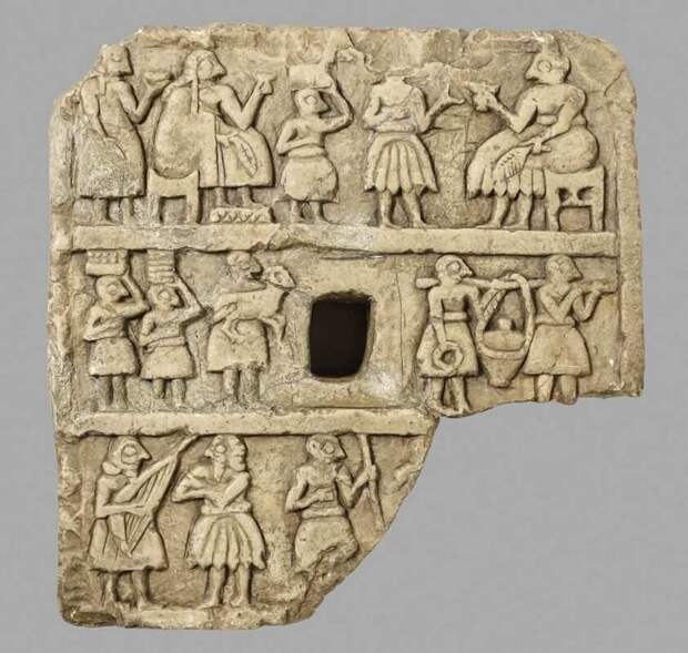 Древний месопотамский рельеф с изображением людей, производящих и раздающих пиво, 2700-2600 гг. до н.э., предоставлено Институтом Востока Чикагского университета.