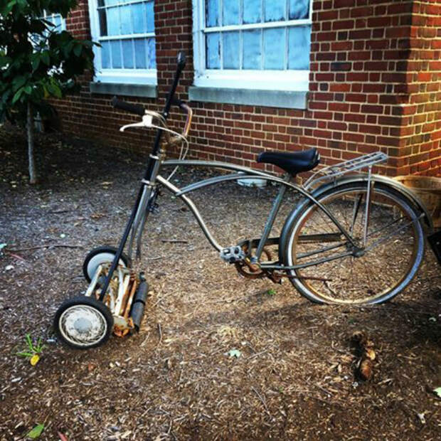 Велосипед-газонокосилка.