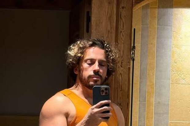 Комик Максим Галкин показал мышцы в облегающей майке