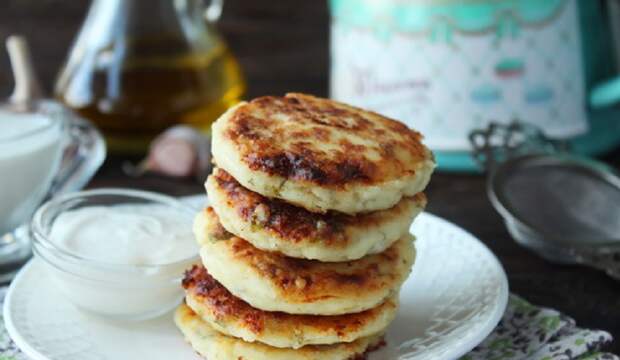 Закусочные сырники с сыром, чесноком и зеленью: необычный завтрак