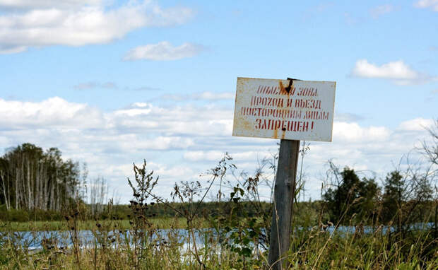 Карачай, Россия С октября 1951 года в живописном водоеме в Челябинской области стали хоронить жидкие радиоактивные отходы. Предположительно, к настоящему моменту в озере скопилось около 120 млн кюри радиоактивных материалов. В 2015 году озеро планируется полностью засыпать, но даже эти меры не могут предотвратить радиоактивного заражения грунтовых вод в подземном пространстве, которые вполне могут служить одним из источников питания ближайших водоемов.