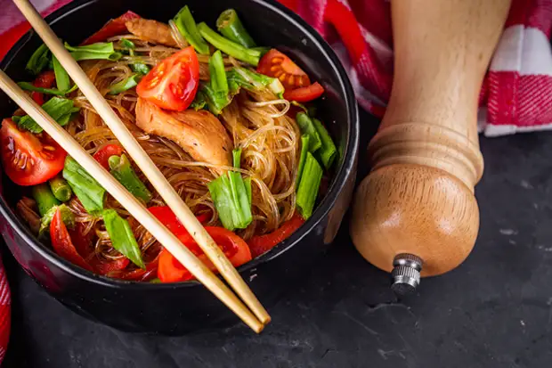 Готовим сочное куриное мясо: 5 горячих блюд из филе бедра