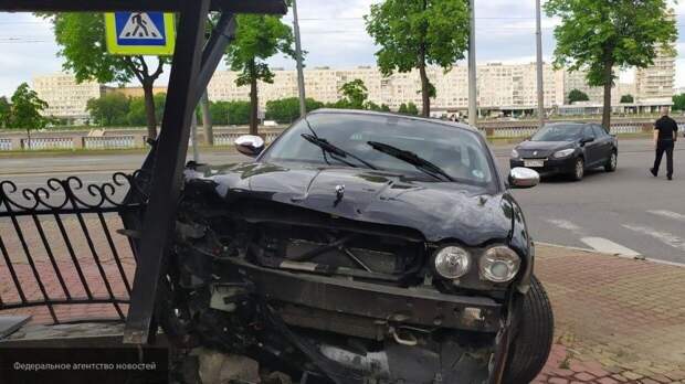 Пьяный водитель за рулем Cadillac устроил ДТП в Петербурге