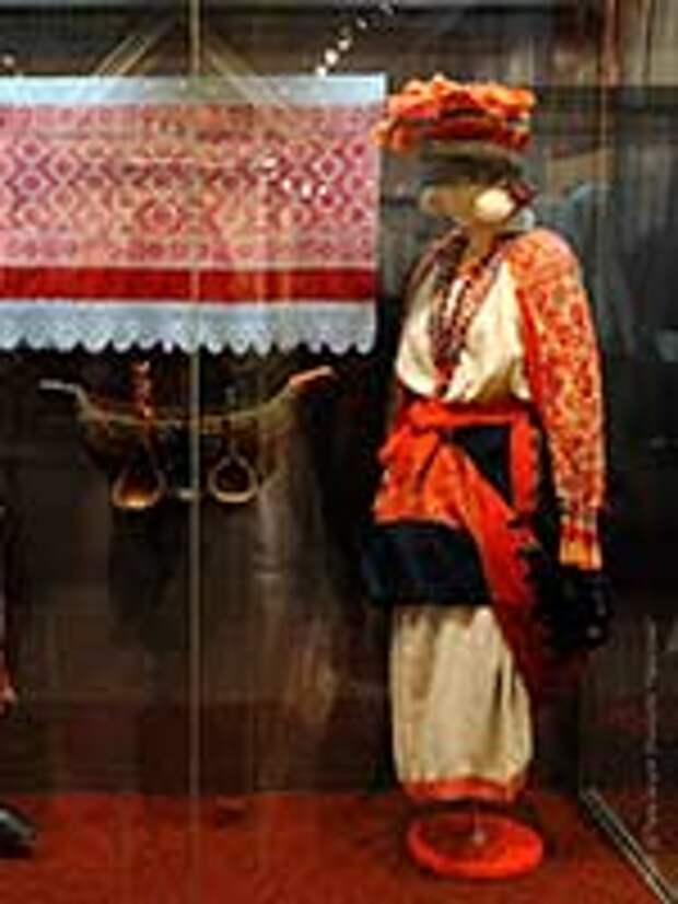 Женский свадебный костюм Тульской губ. 19 в. Этнографический музей в СПб.