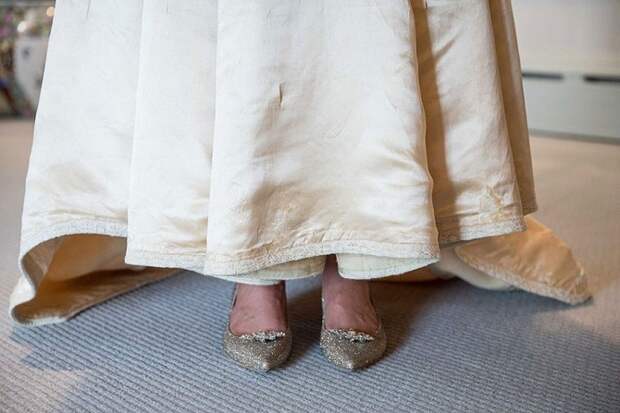 Эта невеста — 11-я в своей семье, кто надел это 120-летнее свадебное платье  
