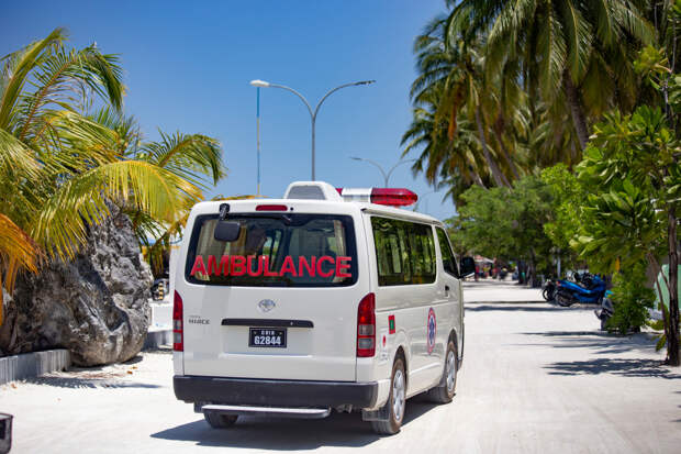 Мужчина лишился жены во время отпуска на Мальдивах, напился в аэропорту от горя и не выжил