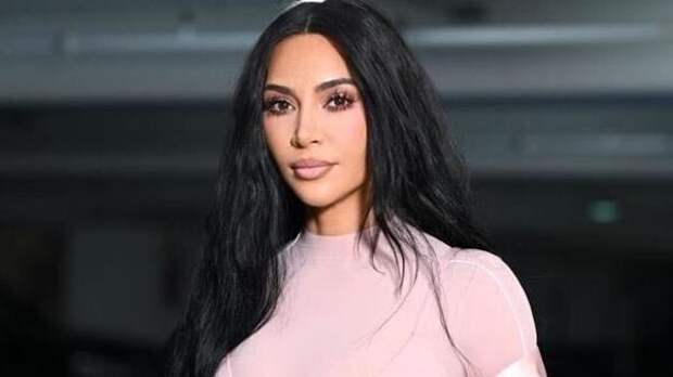 Романтическое путешествие продолжается: Ким Кардашьян и Льюиса Хэмилтона засекли во Франции