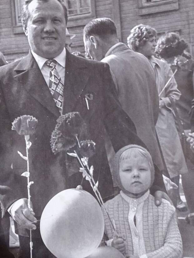 1 Мая 1977 года, город Куйбышев, ныне Самара. Мы с папой на первомайской демонстрации. Прислала «23128 Лабазова».jpg