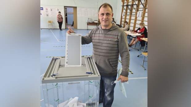 Сергей Вострецов проголосовал на избирательном участке в Петербурге