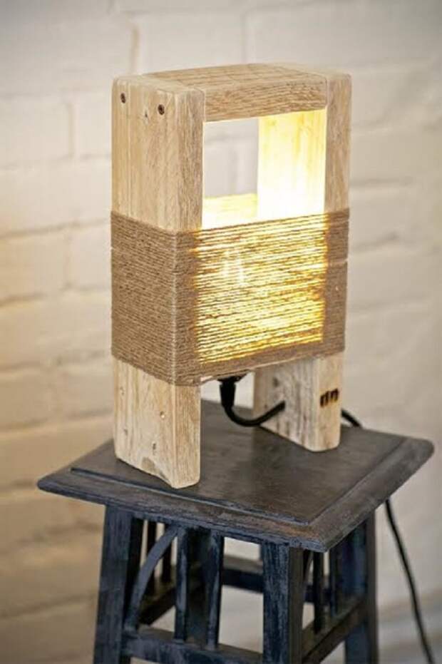 П-образный светильник, сделанный из деревянных реек и обтянутый плотной ниткой из льна.