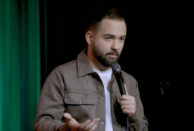 Уехавший из России комик посетовал на хорошее финансовое положение оставшихся коллег