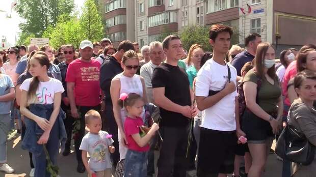 В Казани день траура, люди продолжают нести цветы к стихийному мемориалу