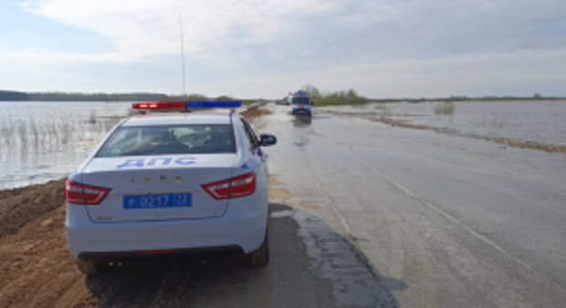 В Тюменской области инспекторы ДПС несут службу на подтопленном участке дороги в Казанском районе
