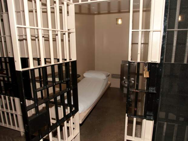 he-was-ousted-after-showing-a-magazine-story-about-himself-to-a-prisoner