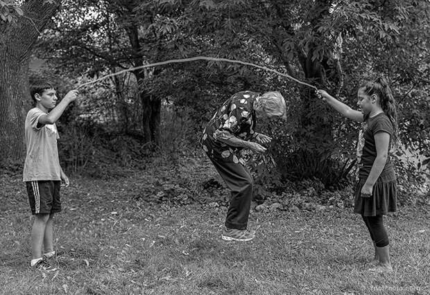 91-year-old-mother-playful-photography-elderly-women-strange-ones-tony-luciani-13