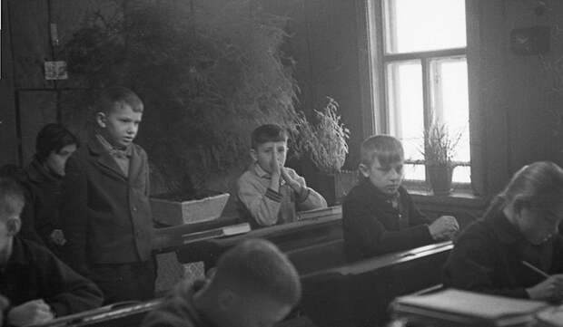1748 Школа в советской деревне 1964 год