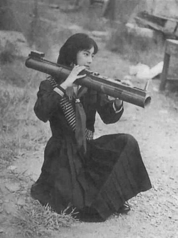 Фусако Сигэнобу, лидер Японской Красной Армии, тренируется с гранатометом, 1972 год, Ливан было, история, фото