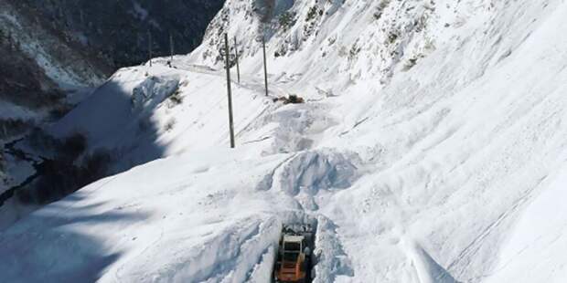 Военно-Грузинская дорога перекрыта из-за лавин: сотни путешественников застряли у границы
