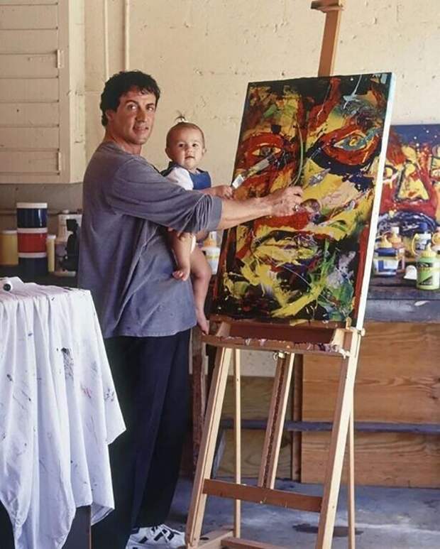 Актер Сильвестр Сталлоне держит свою дочь Софию Роуз в своем доме в Майами