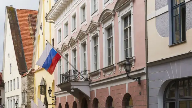 Посольство России в Эстонии объявило об отъезде дипломатов