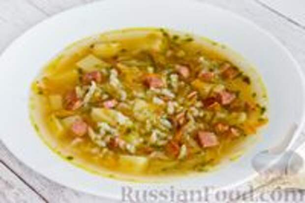 Фото к рецепту: Рассольник с рисом и колбасой