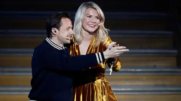 «Ты недостоин называться мужчиной»: ведущего церемонии вручения «Золотого мяча» обвинили в сексизме