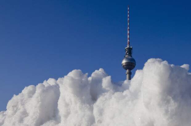 Snow is piled up near the landmark Fernsehturm television tower on a sunny winter day in Berlin on February 3, 2011. (REUTERS / Thomas Peter)