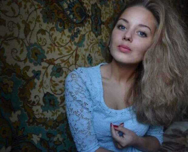 Симпатичные девушки у ковров и на коврах (44 фото)