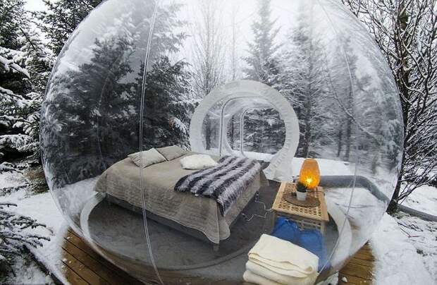 В каждом номере-пузыре есть двуспальная кровать и комод (The 5 Million Star, Исландия). 