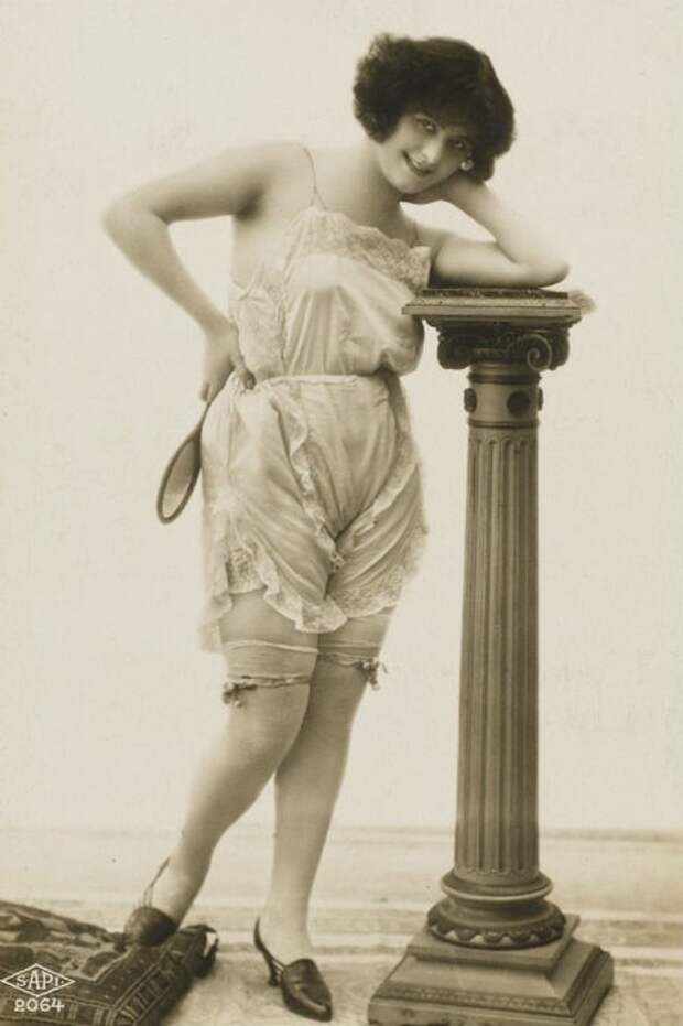 Юная леди в чулках. 1920-е.