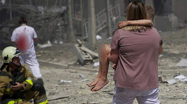 НА ЗАДНЕМ ПЛАНЕ ВИДЕН ЭТОТ “МЕДИК”. СКРИН КАДРА ИЗ NBC NEWS.