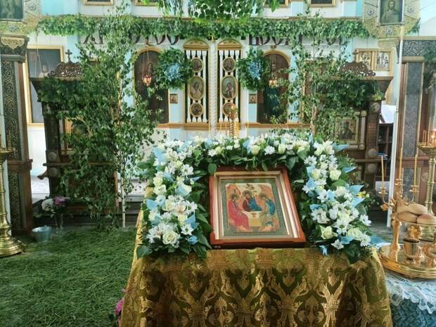 В храмах Тульской области состоялись богослужения в честь Святой Троицы