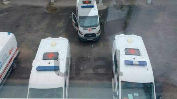 Скорые у здания школы / Фото: Ural Mash