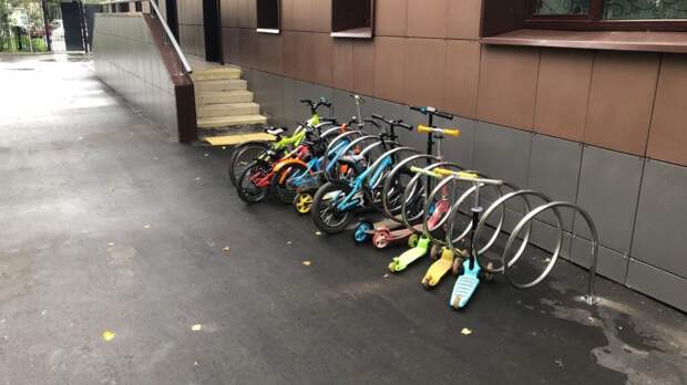 Во дворе школы на Флотской открылась парковка велосипедов