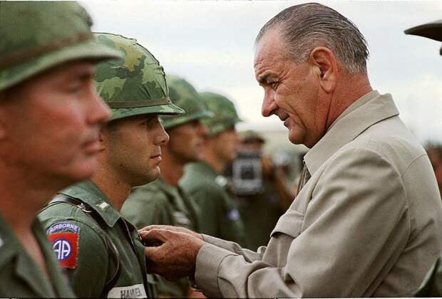 Johnson awards a medal to a US soldier during a visit to Vietnam in 1966.jpg