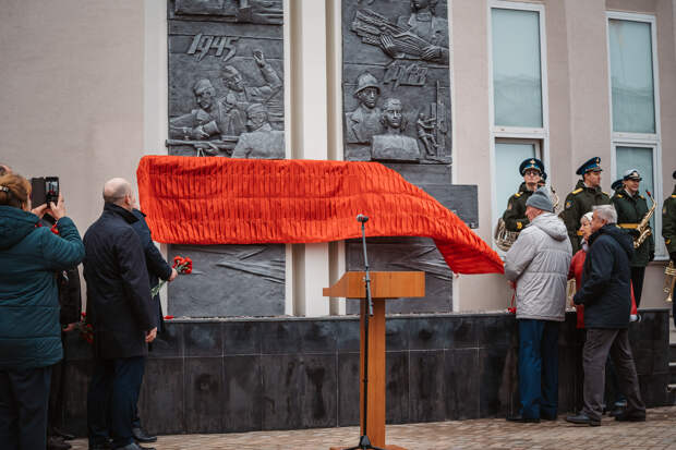 В Твери открыли памятник комсомольцам и молодежи Верхневолжья