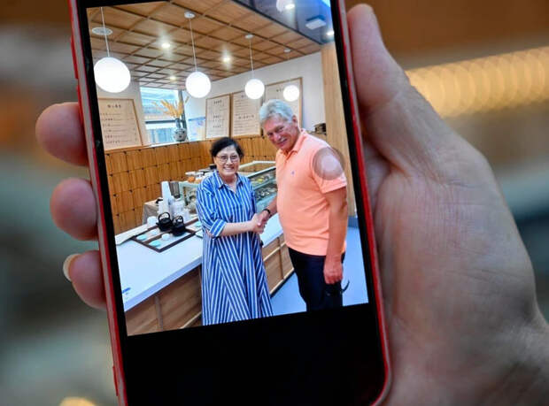 Мадам Ли готова была поставить фото с Песковым на заставку телефона.