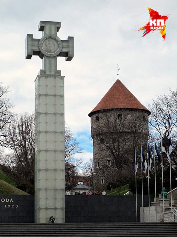 Тевтонский крест в центре Таллина, поставленный будто бы в память о другой войне, освободительной