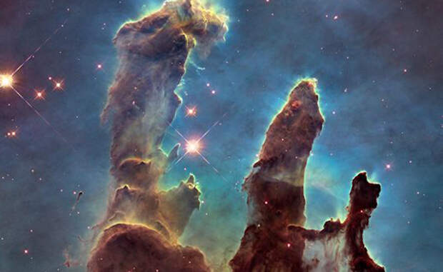 Столпы Творения Три мертвенно-холодных столпа газовых облаков окутывают звездные скопления в туманности Орла. Это один из самых известных снимков телескопа, получивший название «Столпы Творения».