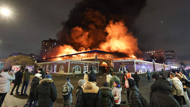 При пожаре на рынке в Невском районе Санкт-Петербурга погиб человек
