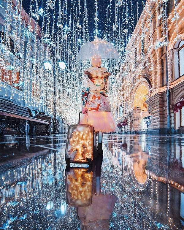 Волшебство новогодней иллюминации с легкостью превращает Никольскую улицу великолепную сказочную локацию.