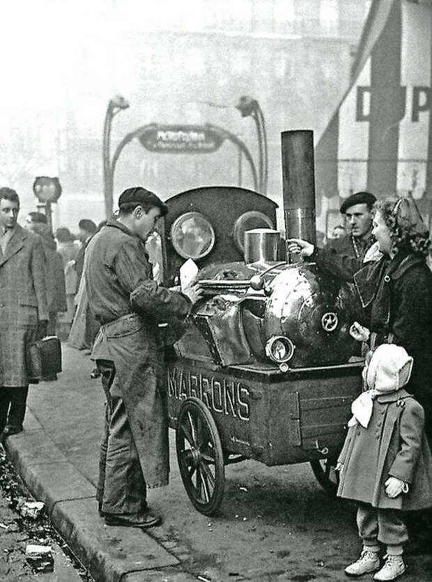 Продавец жаренных каштанов в Париже. 1950 год Весь Мир в объективе, ретро, старые фото