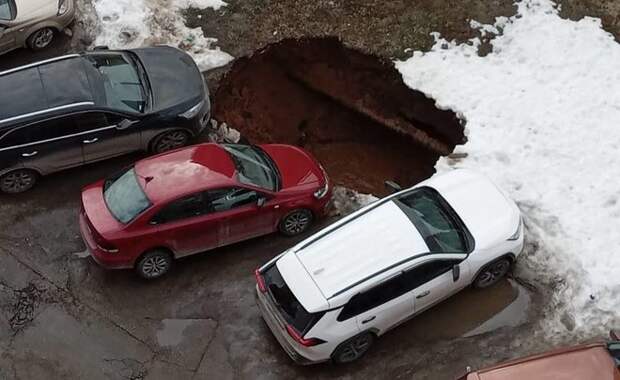 "Раскопали, ленточку натянули, а стоки так и хлещут": канализационный ад Водоканала на Дубравной