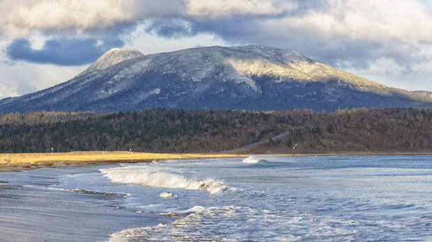 Чёрный песок, кипящее озеро и «чёртов палец»: как живёт Кунашир в тени вулканов и в 20 км от Японии